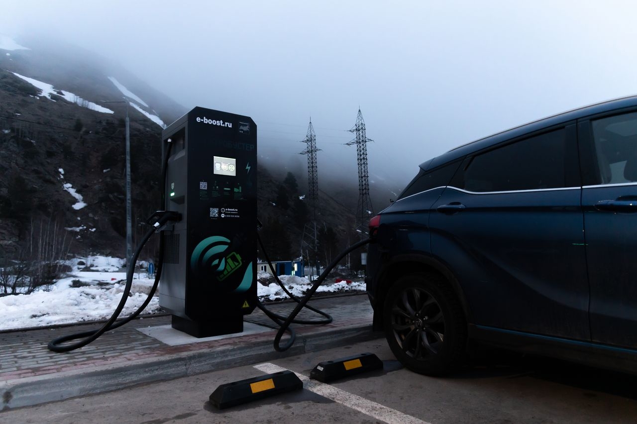 На Эльбрусе открыты самые высокогорные зарядные станции для электромобилей в России